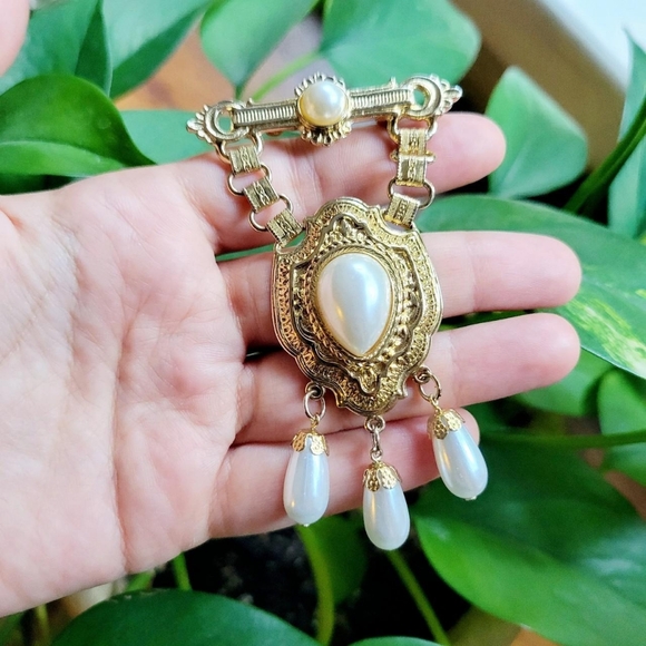 Vintage Ornate Faux Pearl Boucher Brooch Pin - Picture 5 of 7